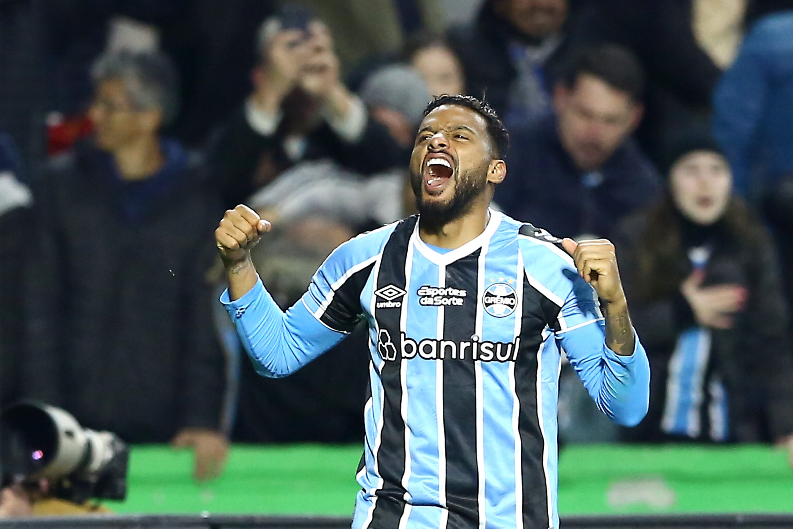 Reinaldo celebra gol do Grêmio (Foto: Heuler Andrey/Getty Images)