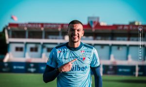 Magrão já vestindo a camisa do Fortaleza. (Foto: Leonardo Moreira/Fortaleza EC)