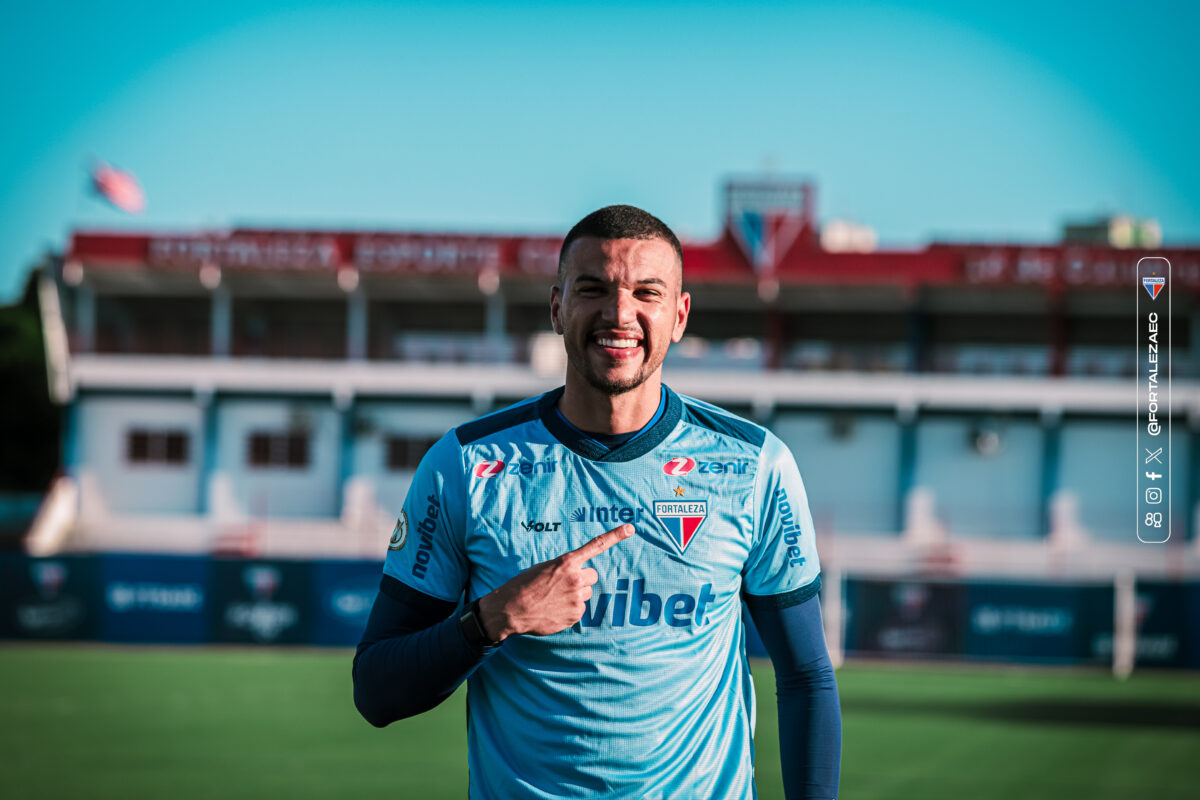 Magrão já vestindo a camisa do Fortaleza. (Foto: Leonardo Moreira/Fortaleza EC)