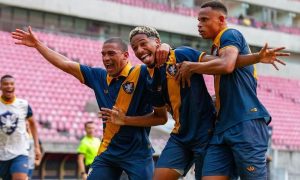 Elenco do Retrô comemora. (Foto: Luan Tavares/Retrô FC)