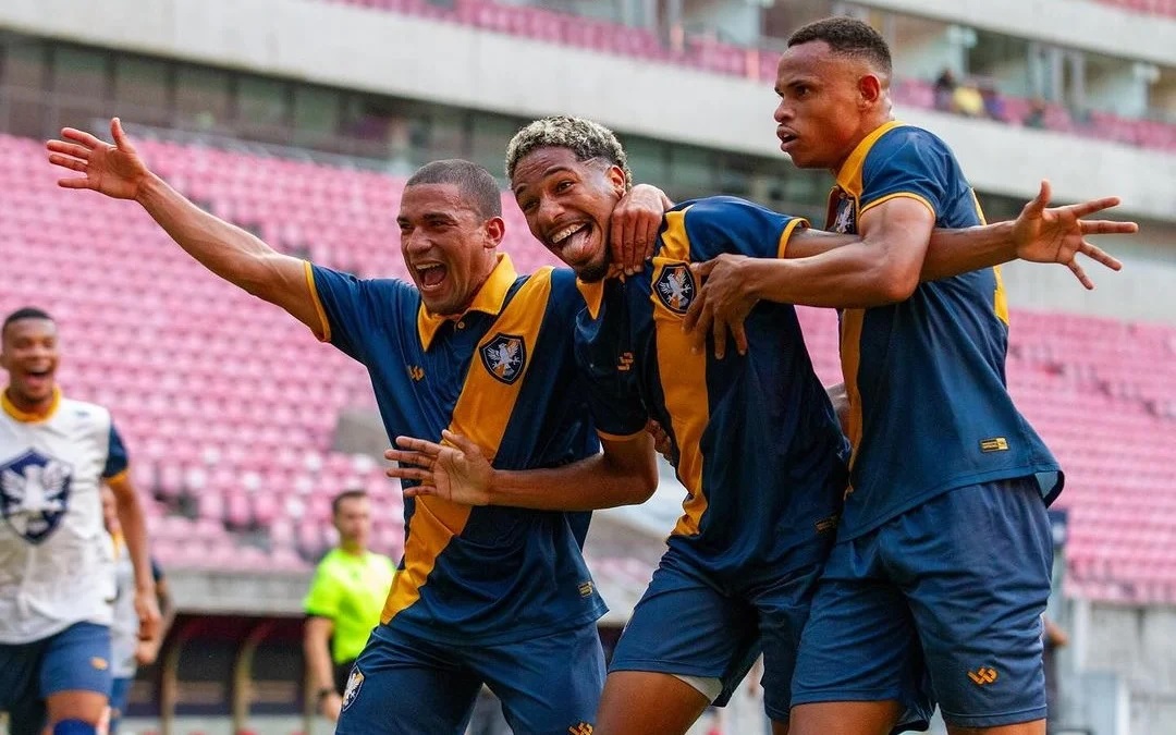 Elenco do Retrô comemora. (Foto: Luan Tavares/Retrô FC)