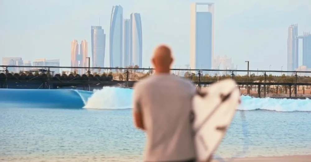 Piscina em Abu Dhabi. (Foto: Reprodução)