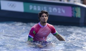 Gabriel Medina cai na semifinal (Foto: Ed Sloane/Getty Images)