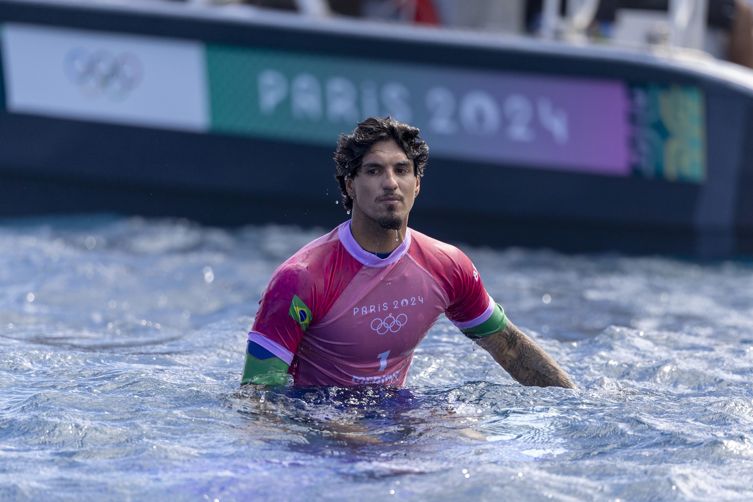 Gabriel Medina cai na semifinal (Foto: Ed Sloane/Getty Images)