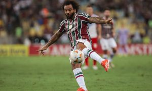 Marcelo, homenageado pelo Fluminense. (FOTO DE LUCAS MERÇON / FLUMINENSE FC)