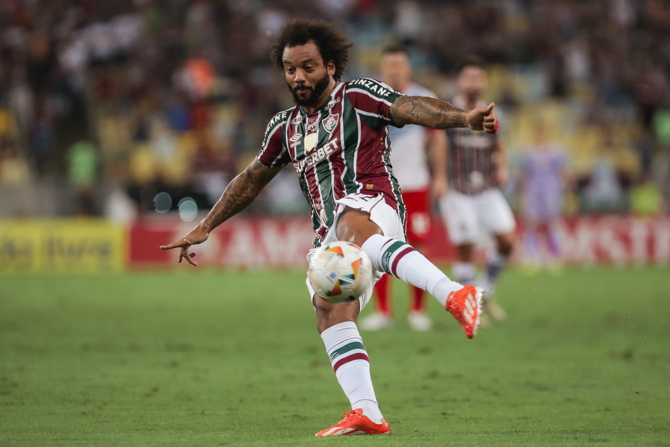 Marcelo, homenageado pelo Fluminense. (FOTO DE LUCAS MERÇON / FLUMINENSE FC)