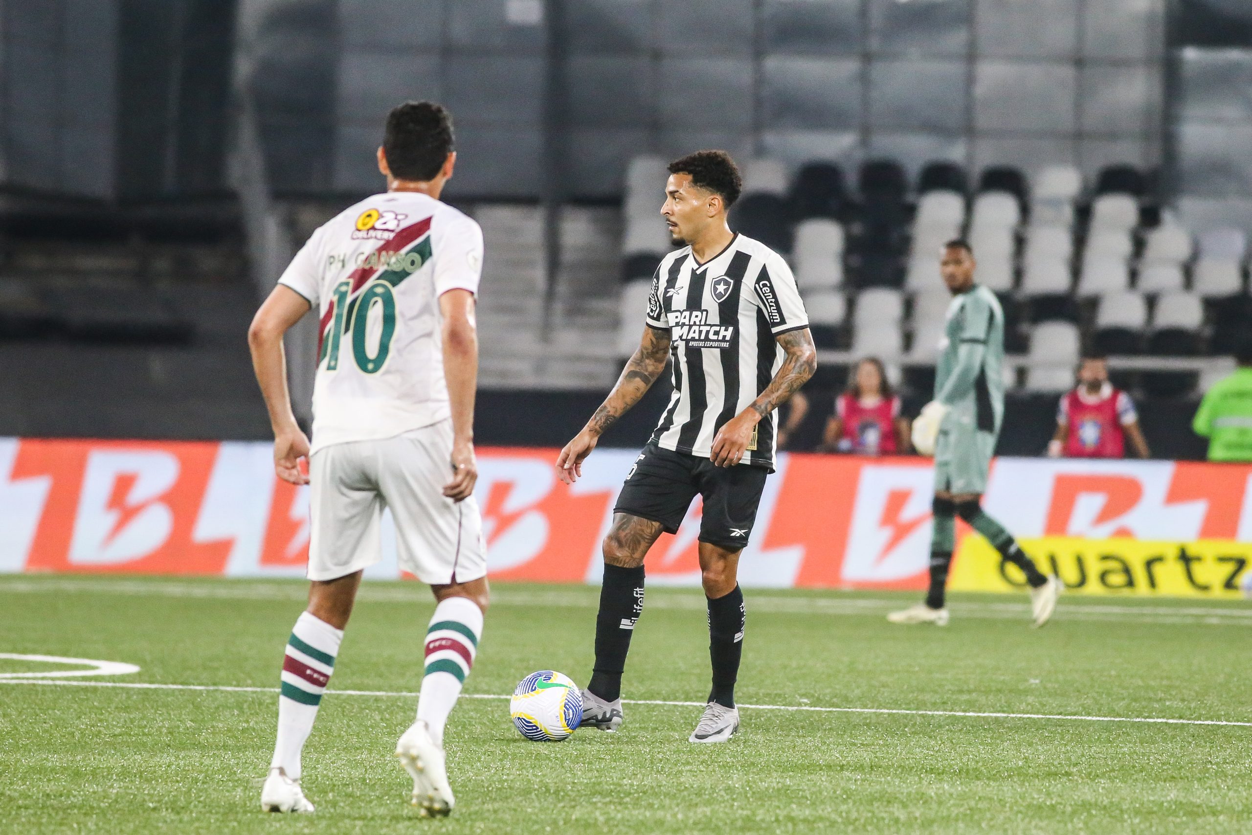 Botafogo e Fluminense jogando pelo Brasileirão. (Foto: Arthur Barreto/Botafogo)