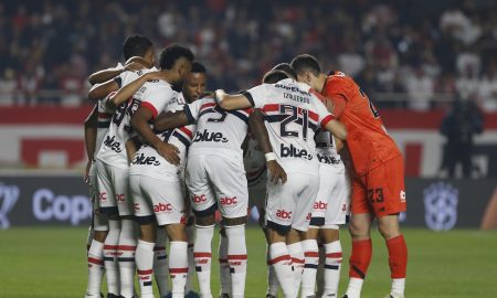 Jogadores se abraçam no meio do campo (Photo by Rubens Chiri)