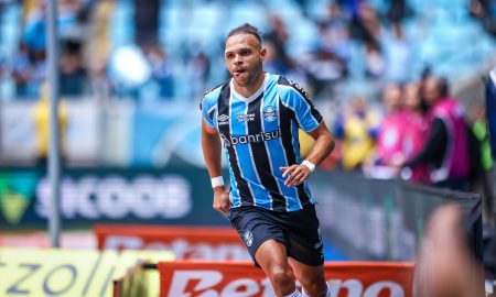 Braithwaite comemorando um gol pelo Grêmio. (FOTO: LUCAS UEBEL/GREMIO FBPA)