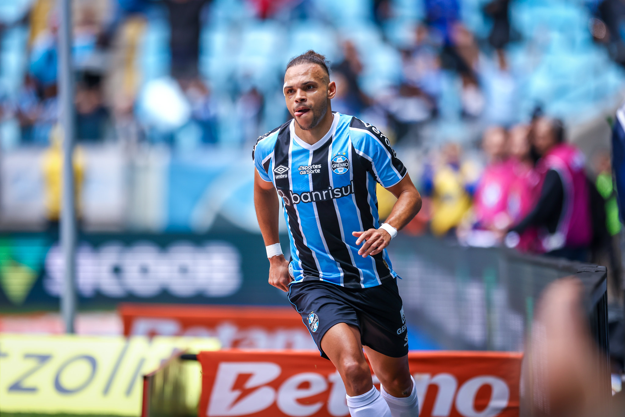 Braithwaite comemorando um gol pelo Grêmio. (FOTO: LUCAS UEBEL/GREMIO FBPA)