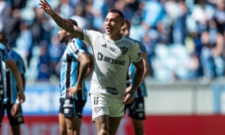 Vargas comemora vitória na Arena. (Foto: Pedro Souza / Atlético)