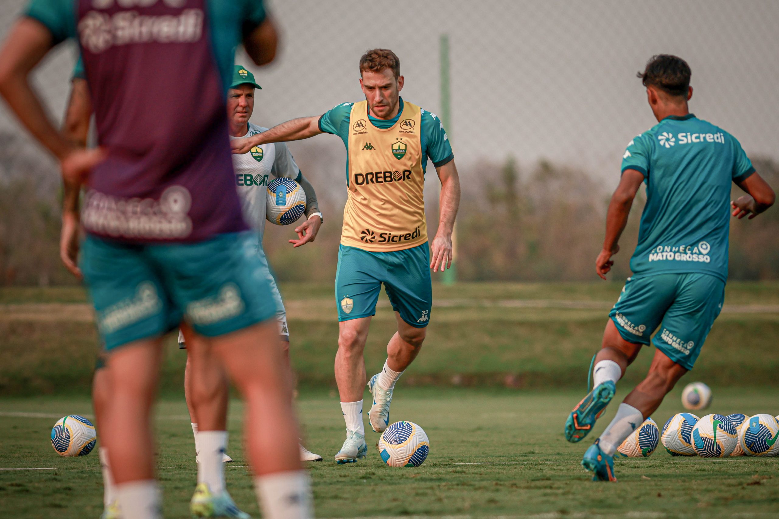 Treino do Cuiabá após retorno das atividades. (Foto: AssCom Dourado)