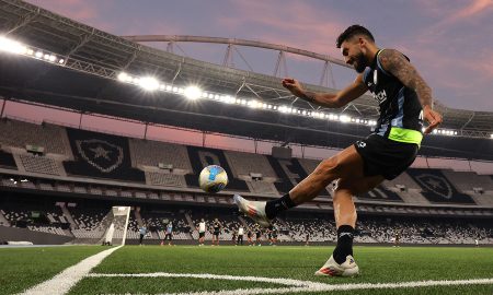 Alex Telles em treinamento pelo Botafogo (Foto: Vítor Silva/Botafogo)