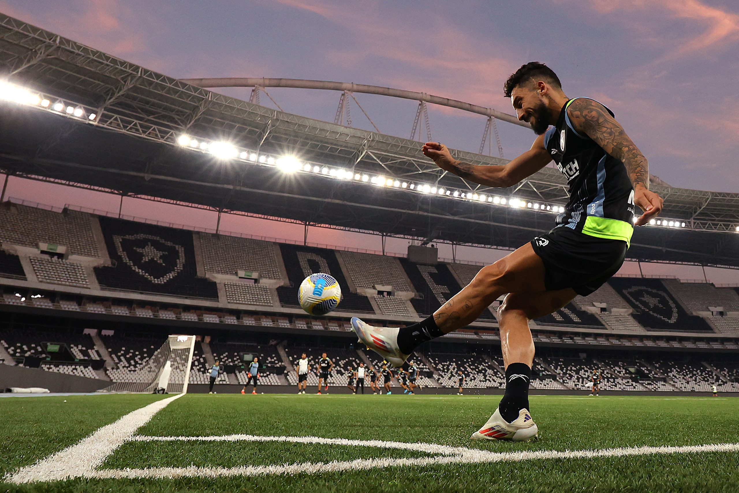 Alex Telles em treinamento pelo Botafogo (Foto: Vítor Silva/Botafogo)