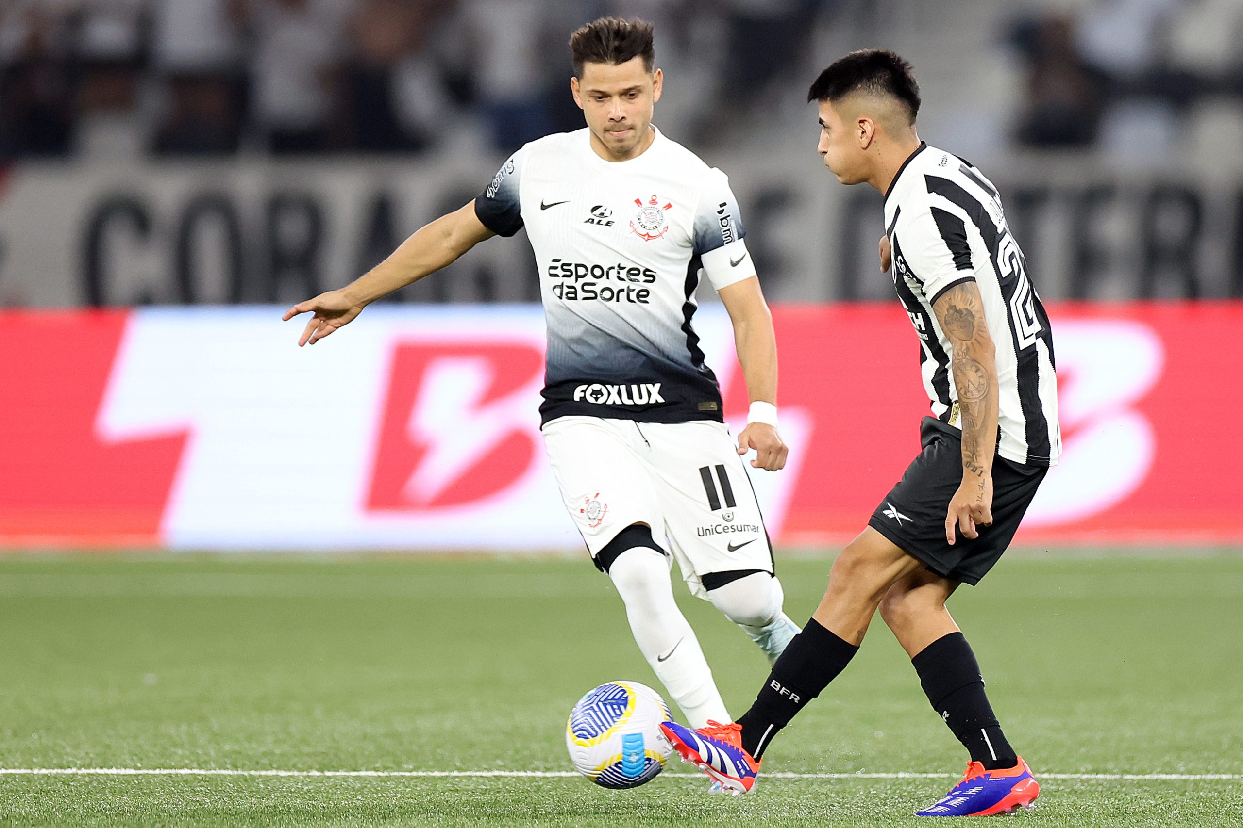 Romero e Almada na partida entre Botafogo e Corinthians (Foto: Vítor Silva/Botafogo)