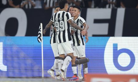 Almada comemorando o seu primeiro gol. ( Foto: Vitor Silva/Botafogo)