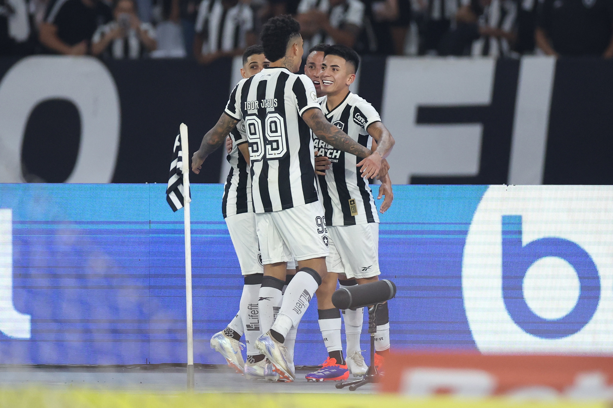 Almada comemorando o seu primeiro gol. ( Foto: Vitor Silva/Botafogo)