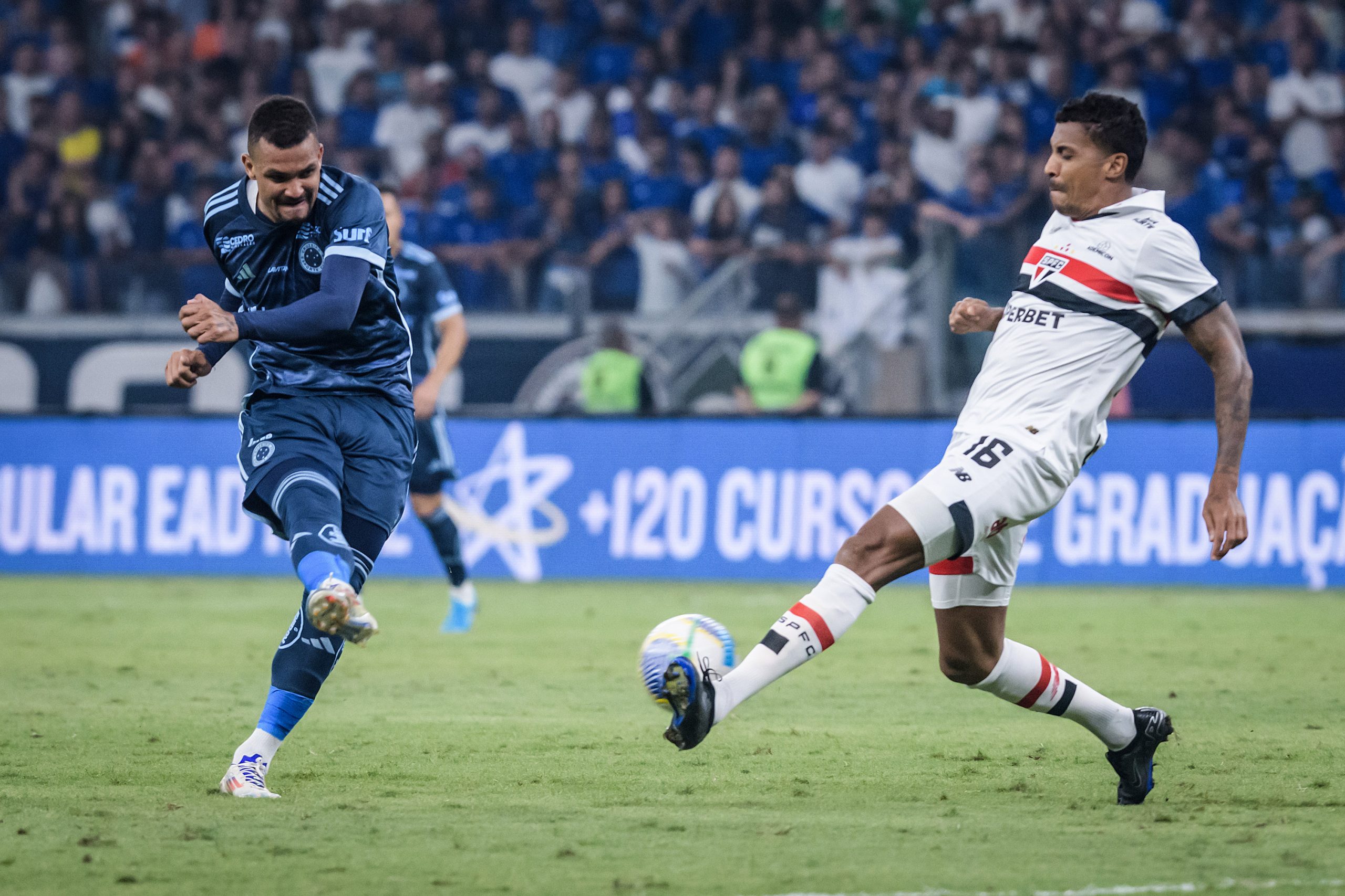 Zé Ivaldo diante do São Paulo (Gustavo Aleixo/Cruzeiro)