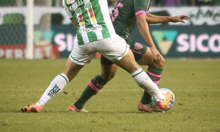 Lima tentando sair da forte marcação do juventude FOTO DE MARCELO GONÇALVES / FLUMINENSE FC