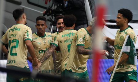 Elenco do Palmeiras durante comemoração do terceiro gol da equipe. (Foto: Cesar Greco/Palmeiras).