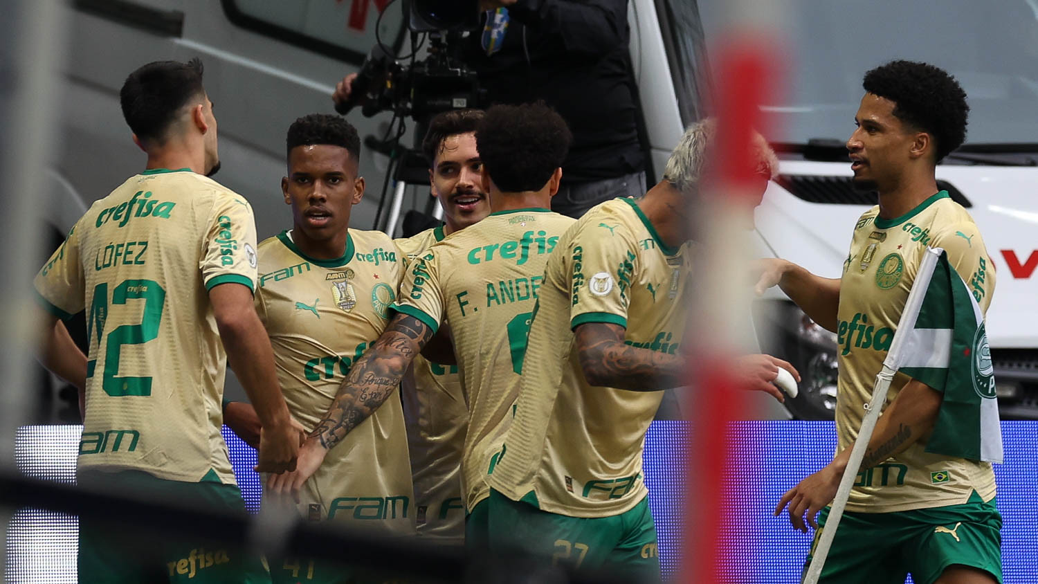 Elenco do Palmeiras durante comemoração do terceiro gol da equipe. (Foto: Cesar Greco/Palmeiras).