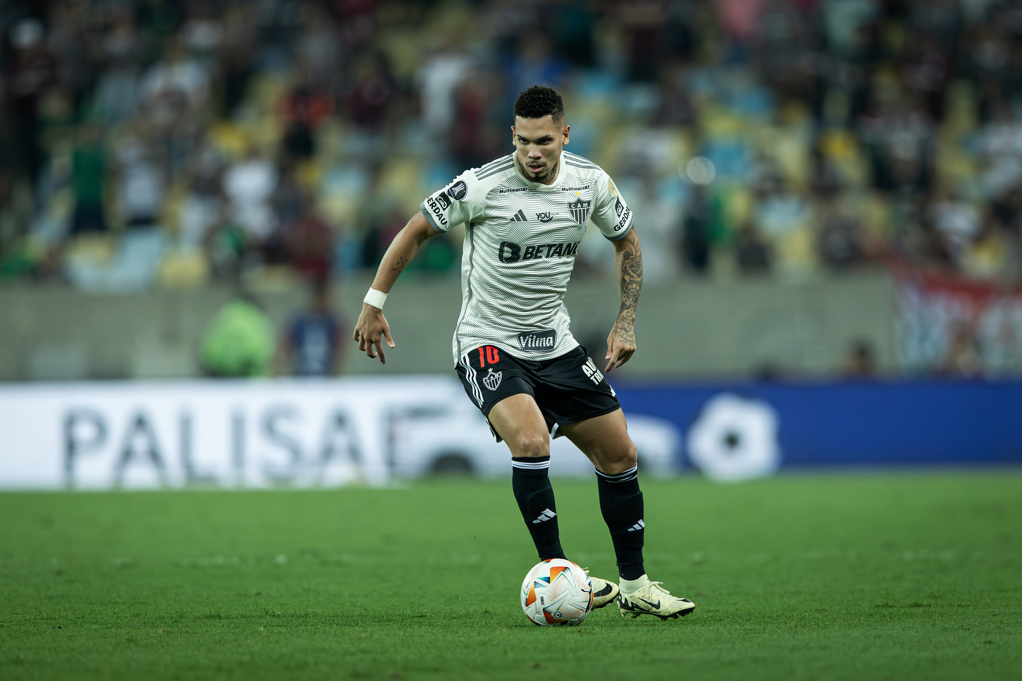 Paulinho contra o Fluminense pelas quartas de final da Copa Libertadores da América, no Maracanã. Foto: Pedro Souza/Atlético-MG