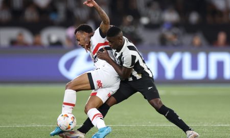 Disputa de bola na partida entre Botafogo e São Paulo. (Foto: Vítor Silva/Botafogo)