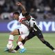 Disputa de bola na partida entre Botafogo e São Paulo. (Foto: Vítor Silva/Botafogo)