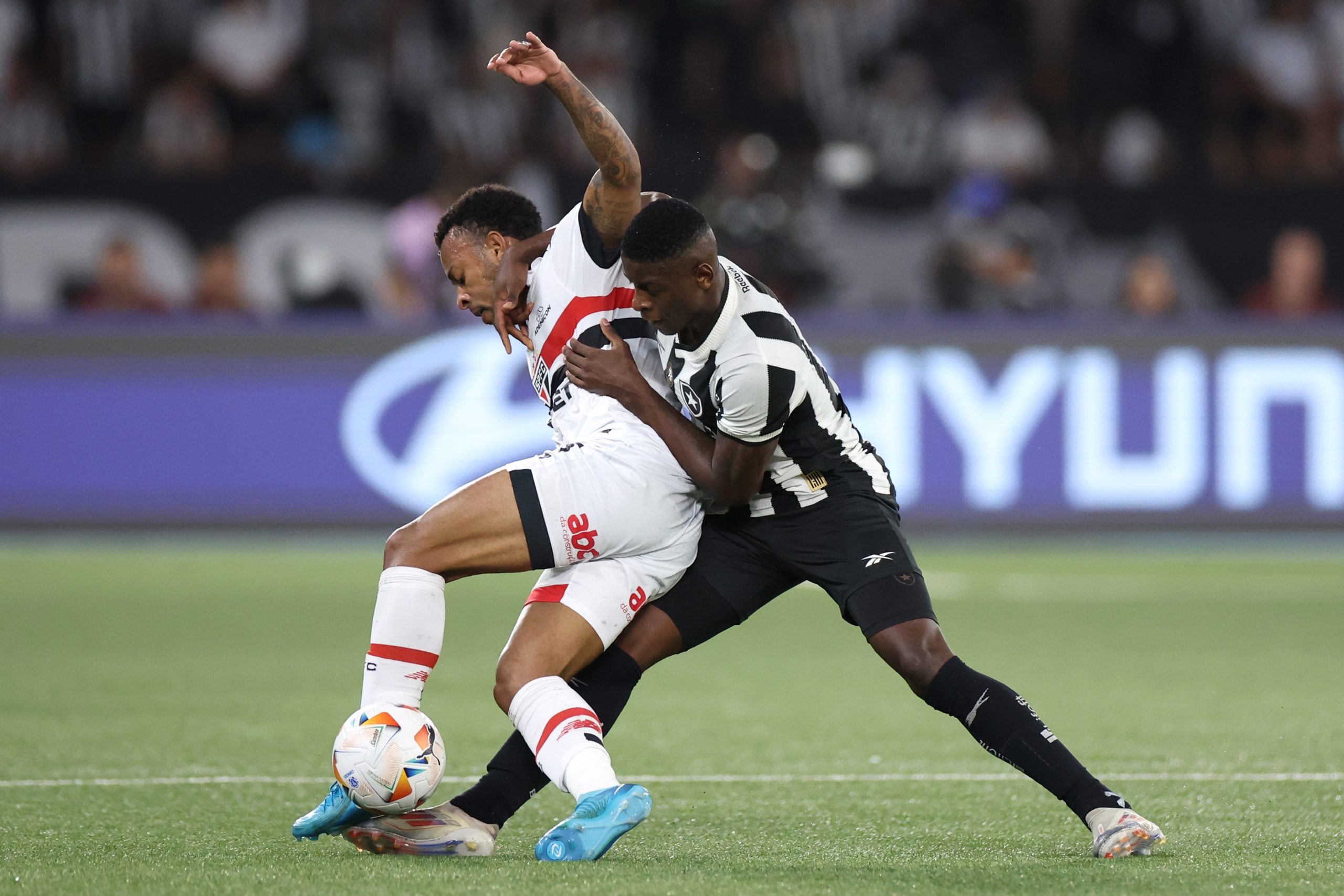 Disputa de bola na partida entre Botafogo e São Paulo. (Foto: Vítor Silva/Botafogo)