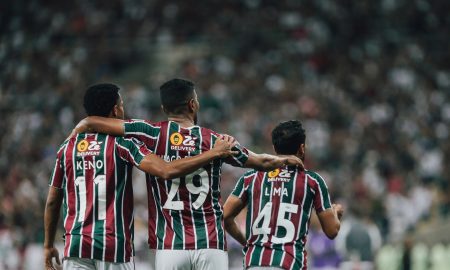 Keno, Thiago Santos e Lima durante o jogo contra o Atlético-MG. (FOTO: LUCAS MERÇON / FLUMINENSE F.C.)