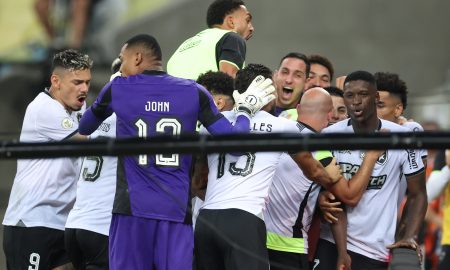 Time do Botafogo comemorando a vitória contra o Fluminense. (Foto: Vitor Silva/Botafogo)