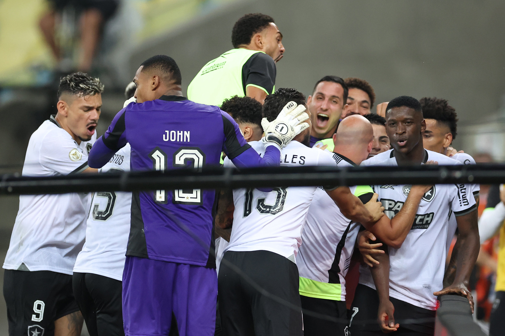 Time do Botafogo comemorando a vitória contra o Fluminense. (Foto: Vitor Silva/Botafogo)