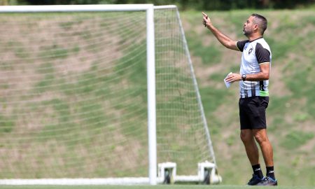 Artur Jorge comandando o treino do Botafogo (Foto: Vítor Silva/Botafogo)