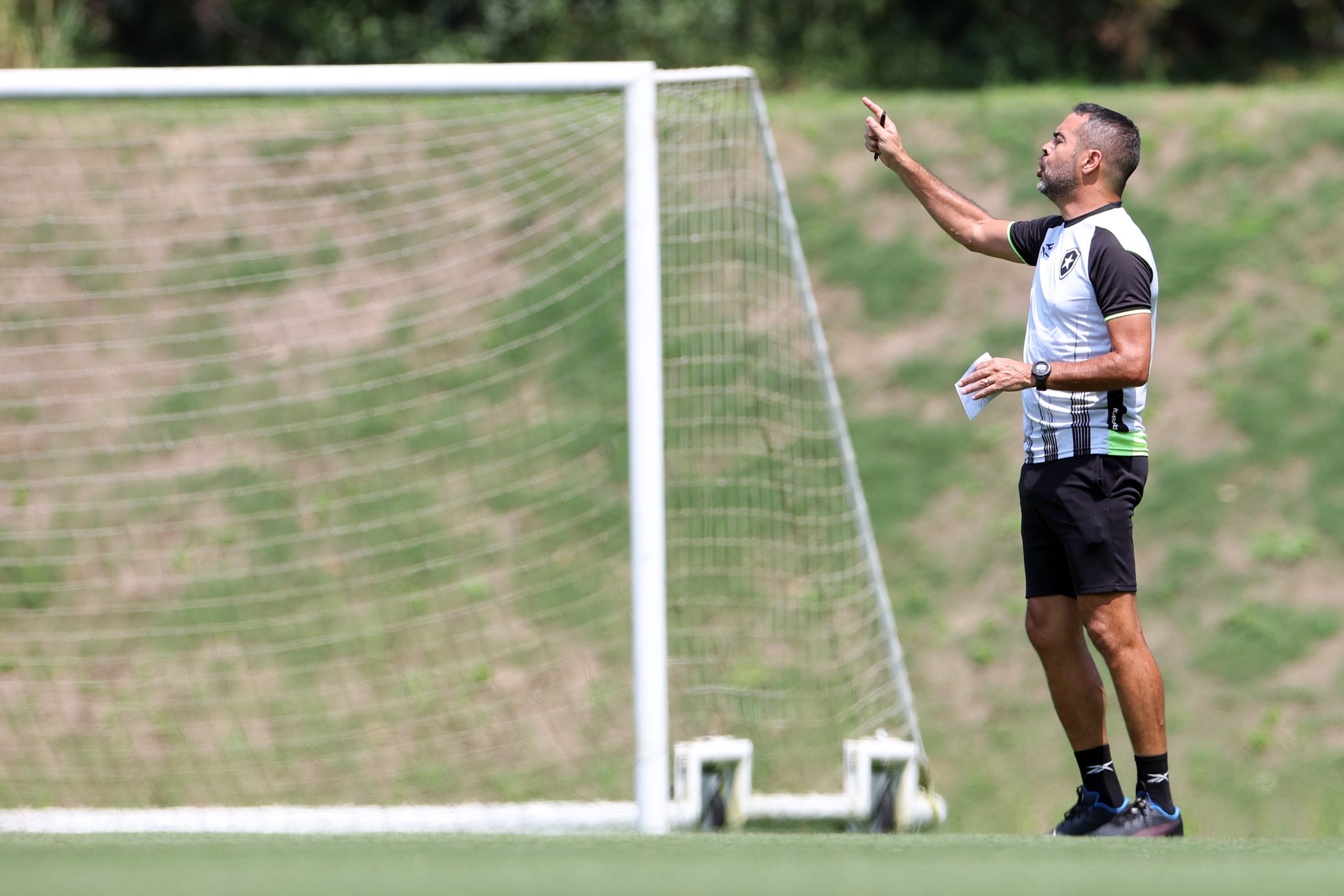 Artur Jorge comandando o treino do Botafogo (Foto: Vítor Silva/Botafogo)