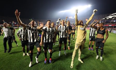 Botafogo comemorando com sua torcida. (Foto: Vitor Silva/Botafogo)