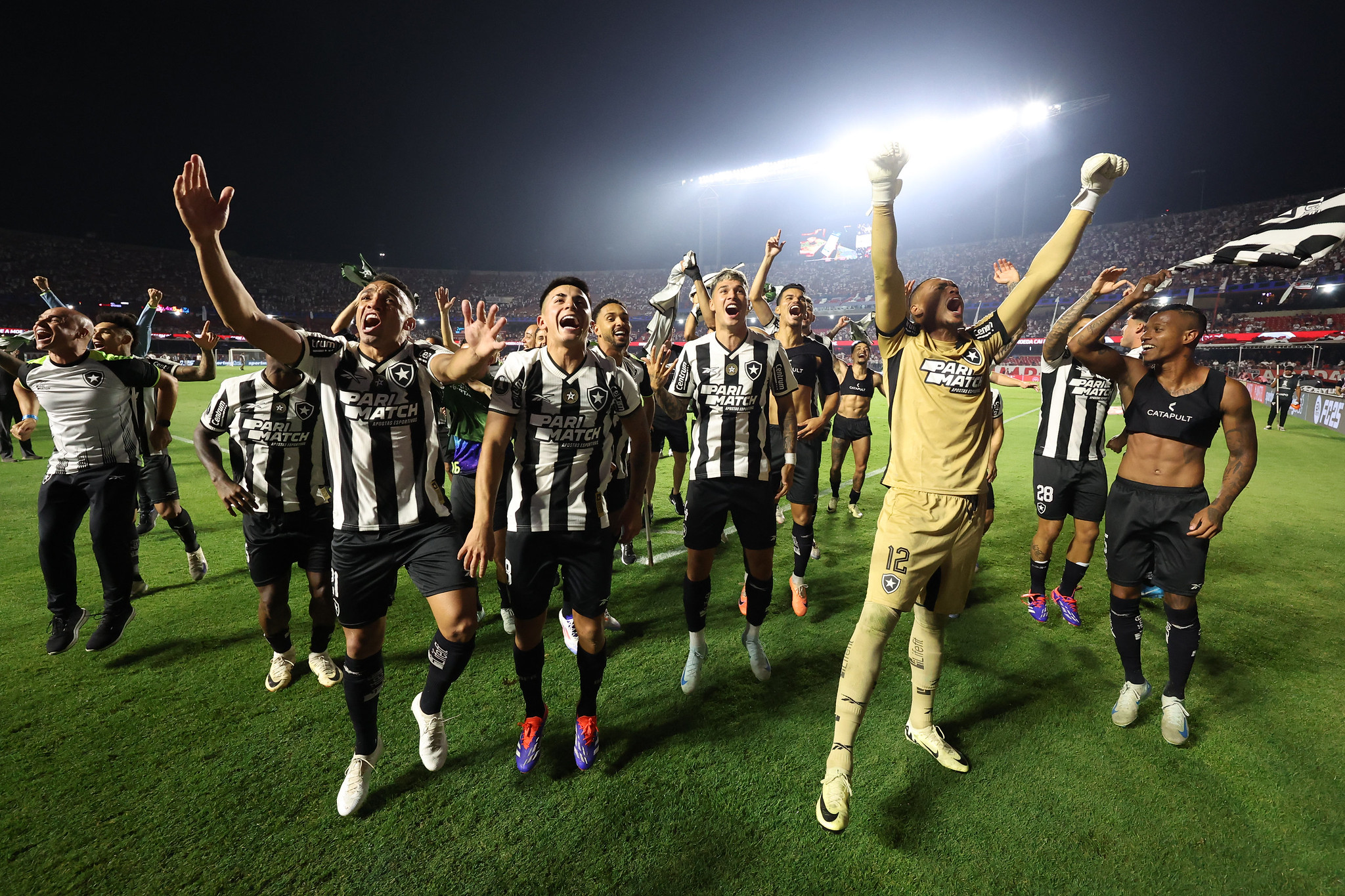 Botafogo comemorando com sua torcida. (Foto: Vitor Silva/Botafogo)