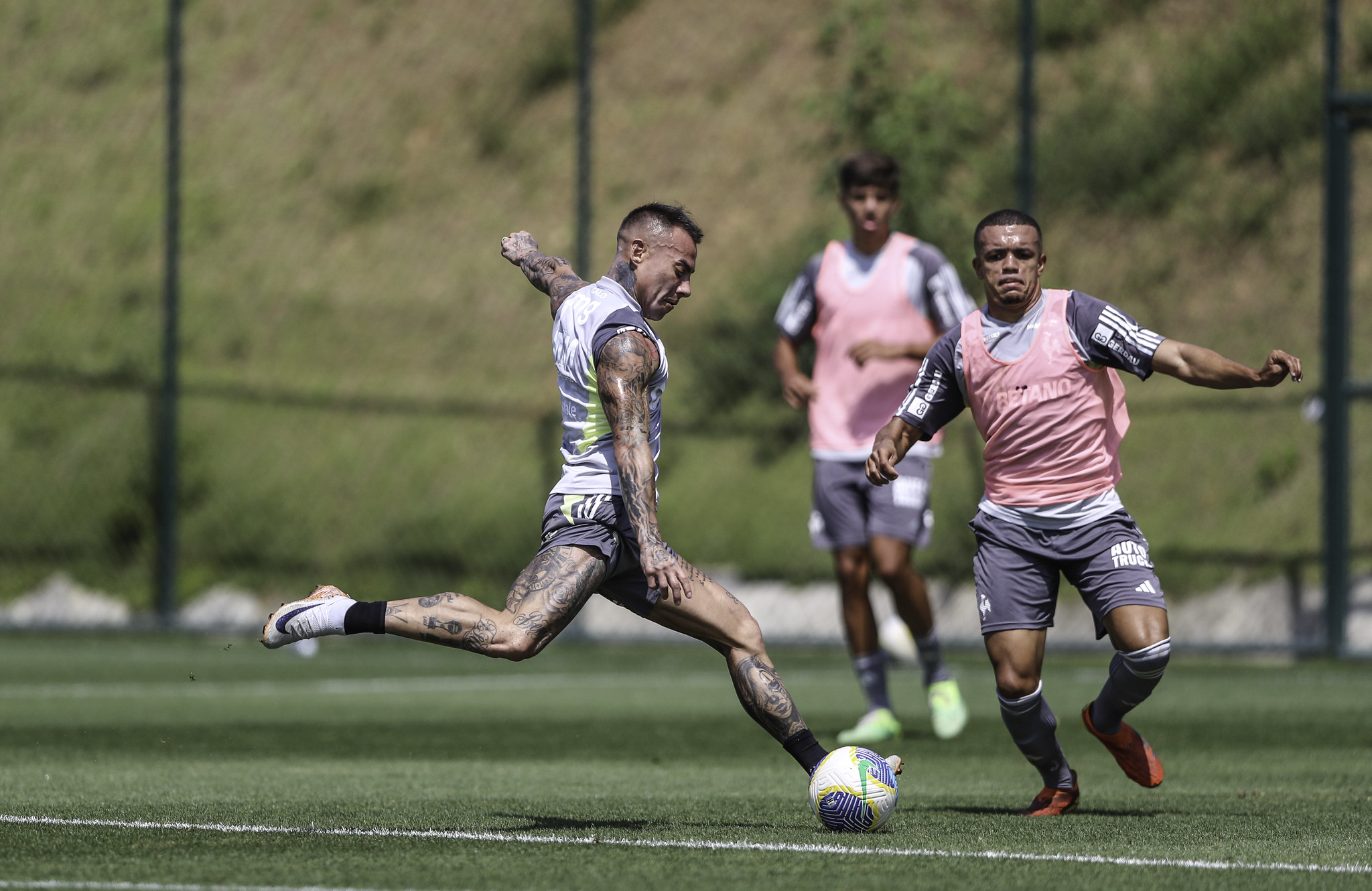 Eduardo Vargas se recuperou de lesão na panturrilha esquerda e treinou normalmente no CT do Galo. Foto: Paulo Henrique França|Atlético-MG