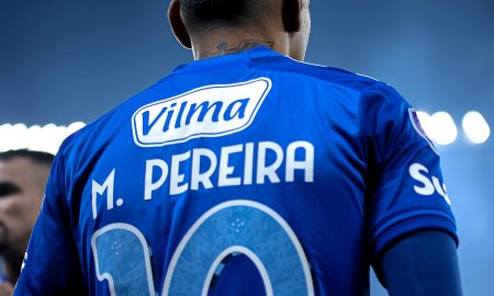 Matheus Pereira com a camisa do Cruzeiro. (Foto: Gustavo Aleixo/Cruzeiro)