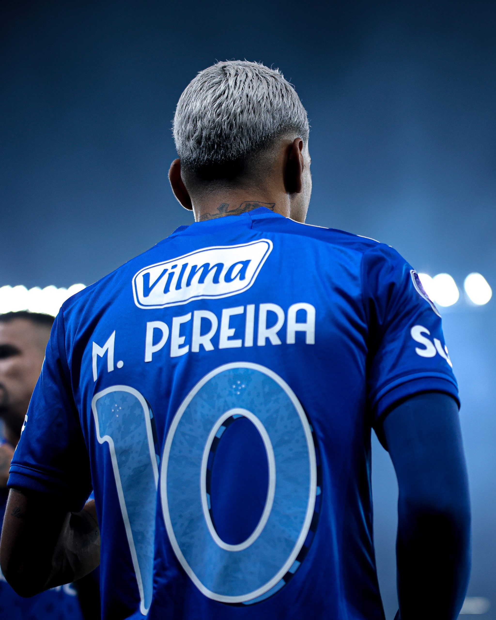 Matheus Pereira com a camisa do Cruzeiro. (Foto: Gustavo Aleixo/Cruzeiro)