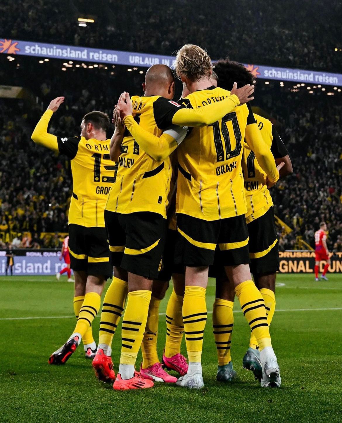 Borussia comemorando. (Foto: Divulgação/ Borussia Dortmund)