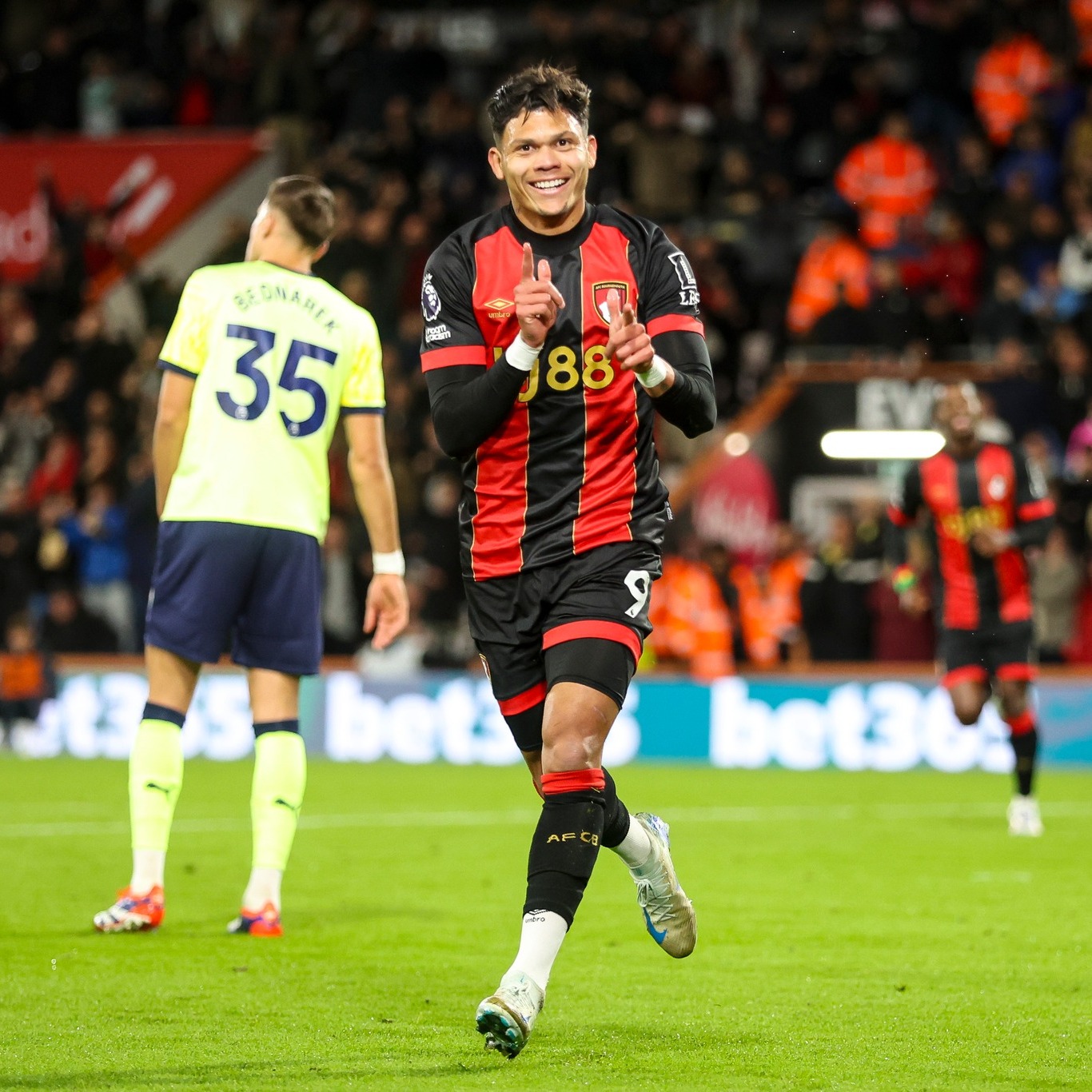 Evanilson comemorando seu primeiro gol pelo Bournemouth. (Foto: Divulgação/Bournemouth)