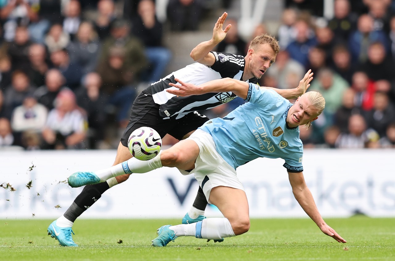 Haaland e Burn. (Foto: Matt McNulty/Getty Images)