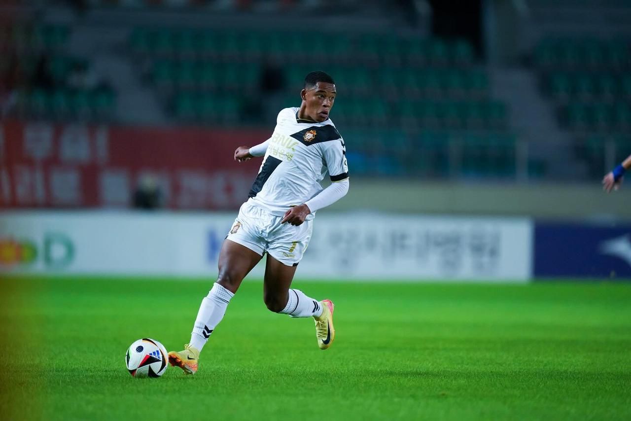 Felipe Fonseca defende o Gyeongnam, da Coreia do Sul (Foto: Divulgação)