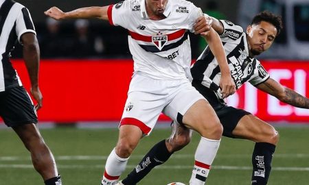 Calleri disputa bola na partida contra o Botafogo (Crédito: Rubens Chiri / São Paulo FC)