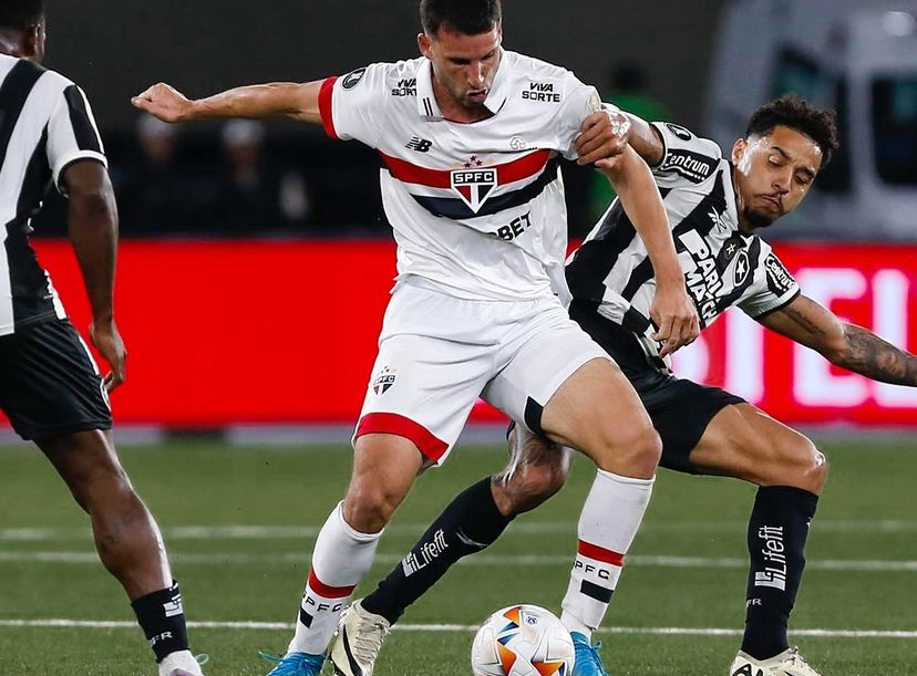 Calleri disputa bola na partida contra o Botafogo (Crédito: Rubens Chiri / São Paulo FC)