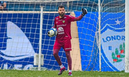 Goleiro Allan faz defesa durante empate entre Londrina e Ypiranga pela Série C (Foto: Instagram ypirangafutebolclube)