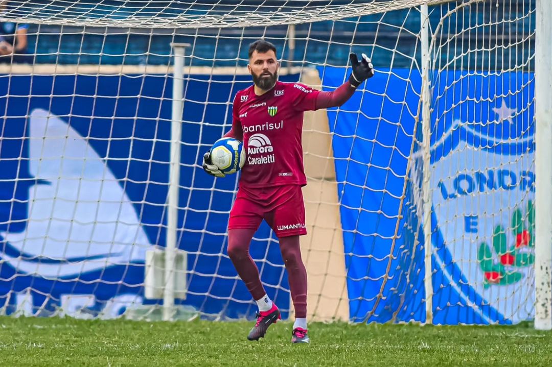 Goleiro Allan faz defesa durante empate entre Londrina e Ypiranga pela Série C (Foto: Instagram ypirangafutebolclube)