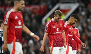 Jogadores do Manchetester United após derrota para o Tottenham. (Foto: Michael Regan/Getty Images)