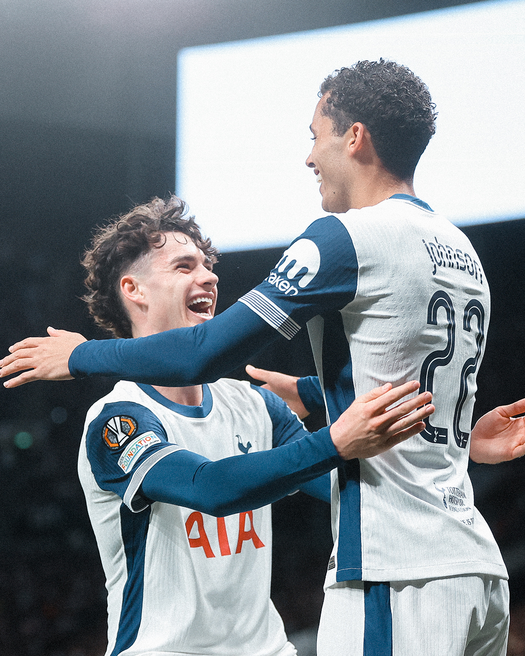 Johnson e Grey comemorando o primeiro gol do Tottenham. (Foto: Divulgação/Tottenham)