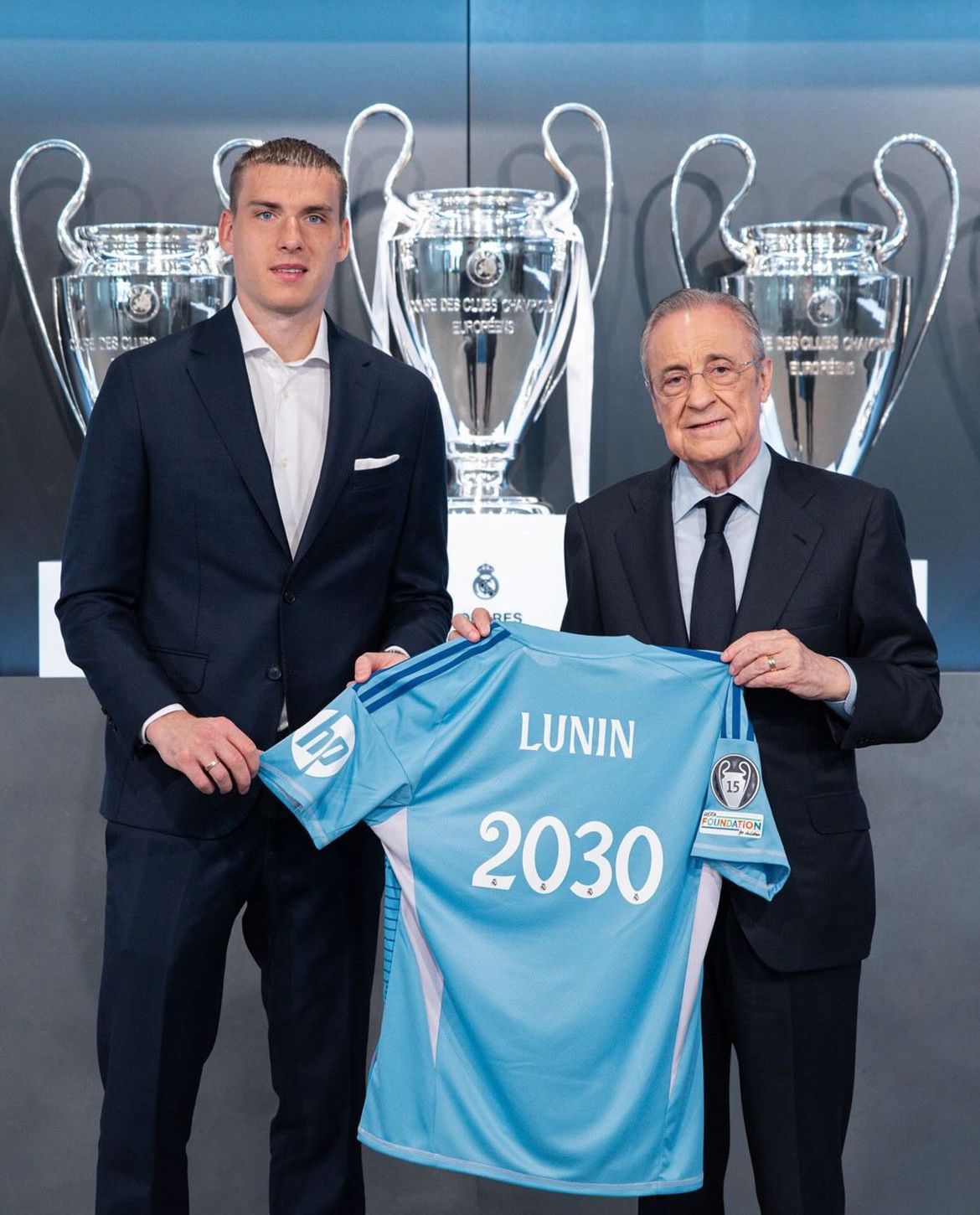 Lunin ao lado de Florentino Peréz. (Foto: Divulgação/ Real Madrid)